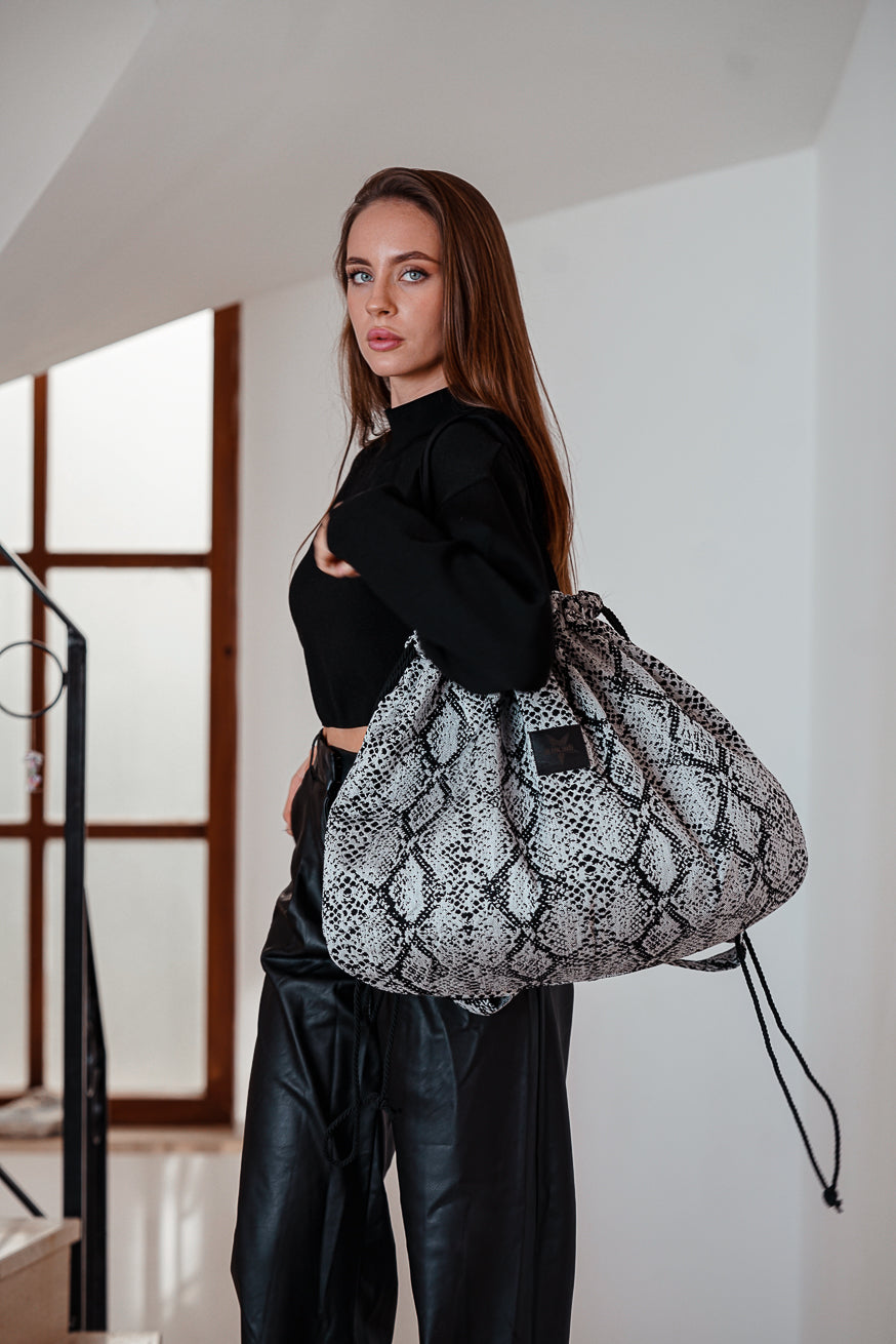 Maman sac de serpent monochrome