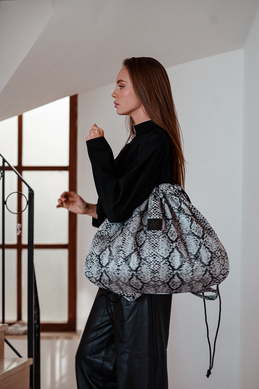 Maman sac de serpent monochrome